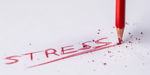 Stress: das Wort ist mit einem roten Buntstift in Großbuchstaben aufgeschrieben